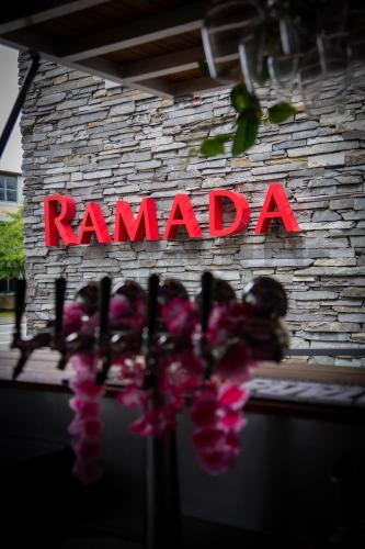 Certifikát, hodnocení, plakát nebo jiný dokument vystavený v ubytování Ramada by Wyndham Queenstown Central