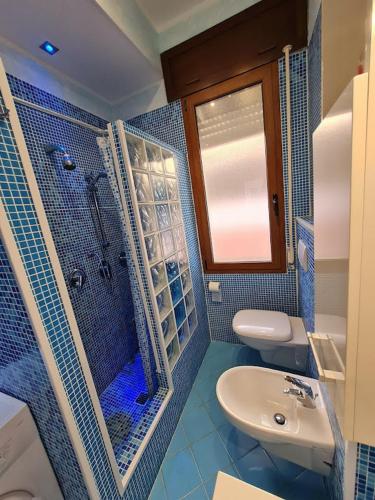 a bathroom with a shower and a toilet and a sink at casa perla in Golfo Aranci