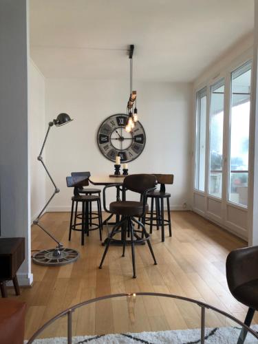 une salle à manger avec une table, des chaises et une lampe dans l'établissement 75 m2 # logia & parking gratuit # BESTOFBLO 4 #, à Fontainebleau