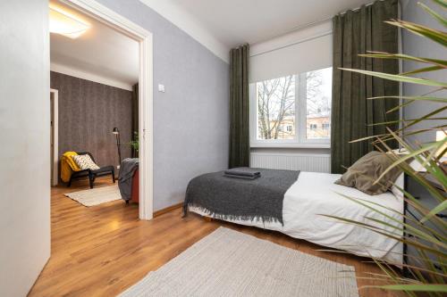 1 dormitorio con cama y ventana grande en Cosy place for friends & families en Tallin