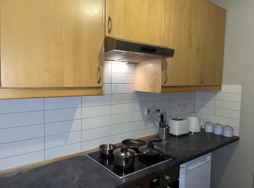 uma cozinha com um fogão e uma bancada em Chatsworth - Large Apartment Near Newcastle City Centre em Saint Peters