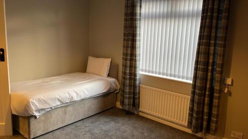 Un pat sau paturi într-o cameră la Chatsworth - Large Apartment Near Newcastle City Centre