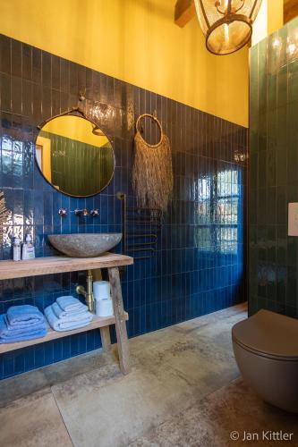 a bathroom with a sink and a mirror at Gut Leben Landresort in Bernau bei Berlin
