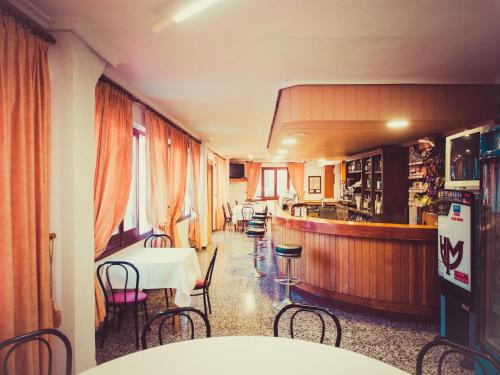 a restaurant with tables and chairs and a bar at HOTEL MORENO in Elche de la Sierra