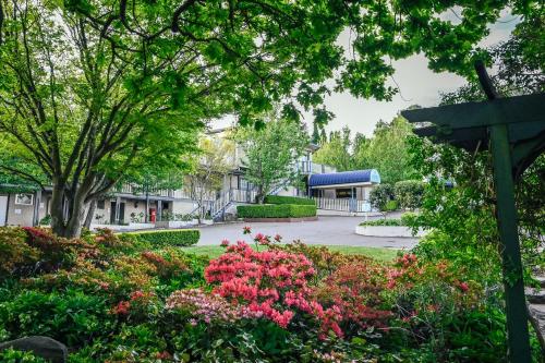 a view of a park with flowers and a cross at Leura Gardens Resort in Leura