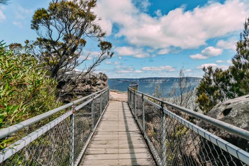 a walkway on the rim of the grand canyon at Leura Gardens Resort in Leura