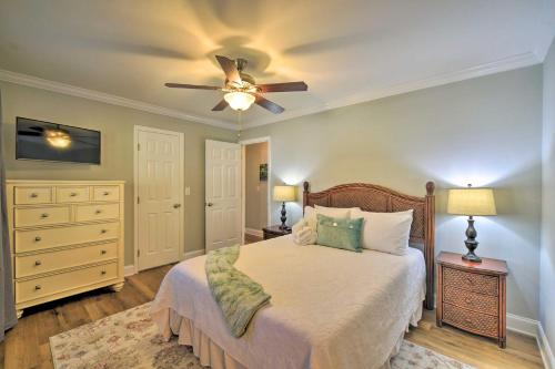 1 dormitorio con 1 cama y ventilador de techo en Charming House with Patio, 3 half Mi to Beach! en Charleston