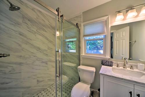 uma casa de banho com um chuveiro, um WC e um lavatório. em Charming House with Patio, 3 half Mi to Beach! em Charleston
