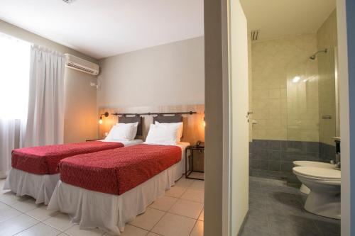 um quarto de hotel com uma cama e uma casa de banho em Boutique Apartments Plaza Dorrego em Buenos Aires