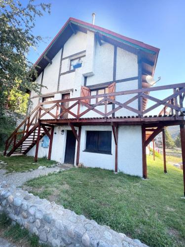 una casa con un balcón en el lateral.  en Casa en Cerro Catedral en San Carlos de Bariloche