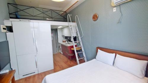 Ένα ή περισσότερα κρεβάτια σε δωμάτιο στο Myeongdong Merlin Hotel