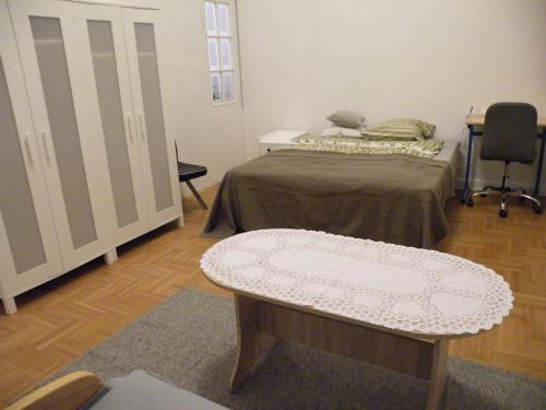 een kamer met een bed, een tafel en een bureau bij APPARTEMENT F3 -PLAISIR MOINS CHER - Jusqu'a 8Personnes in Le Mée-sur-Seine
