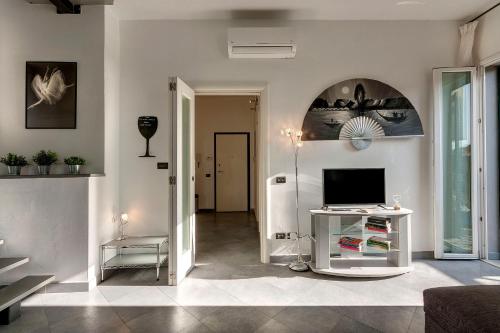 Alamanni Apartment by Mamo Florence