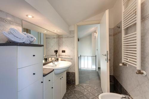 Alamanni Apartment by Mamo Florence