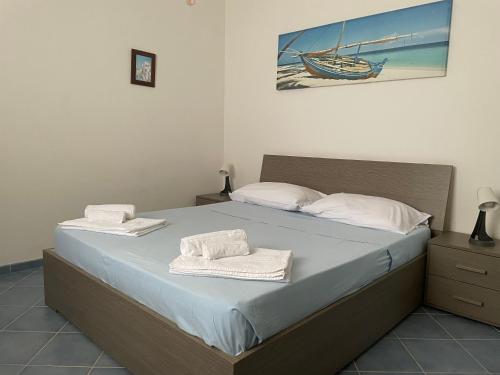 ein Schlafzimmer mit einem Bett mit zwei Handtüchern darauf in der Unterkunft Villa Alice in Santo Stefano di Camastra