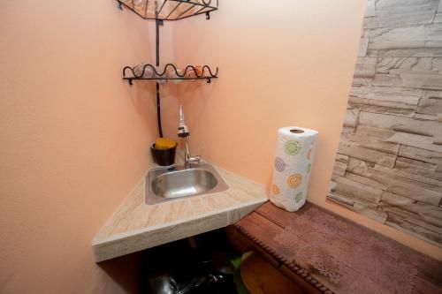 a bathroom with a sink and a roll of toilet paper at APARTAMENTO PIRÁMIDES in San Juan Teotihuacán