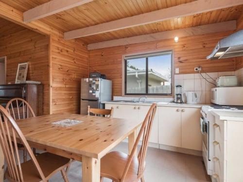 Kuchyň nebo kuchyňský kout v ubytování The Rosebud Beach Shack