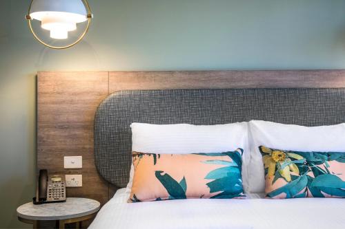 Una cama o camas en una habitación de Nightelier Carrum Downs Sands Hotel