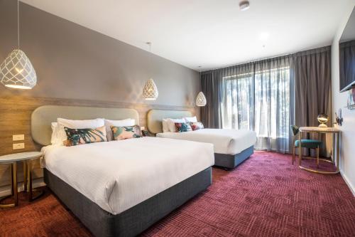 Una cama o camas en una habitación de Nightelier Carrum Downs Sands Hotel