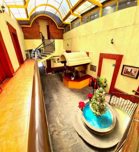 a large room with aasteryasteryasteryasteryasteryasteryasteryasteryasteryasteryastery at Hotel Centro Historico in Puebla
