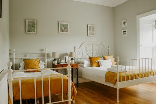 Un pat sau paturi într-o cameră la Abbeyview House
