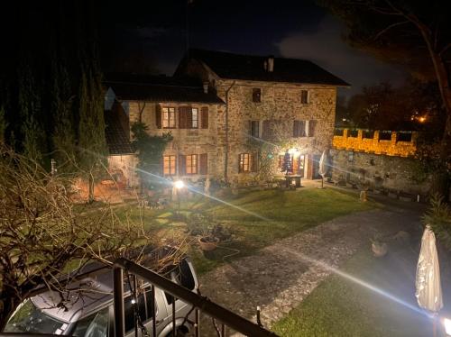 una gran casa de piedra por la noche con luces en B&B la Casa del Sole, en Manzano
