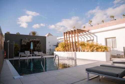 a swimming pool in the middle of a house at Silvi Villas by TAM Resorts in Playa del Ingles
