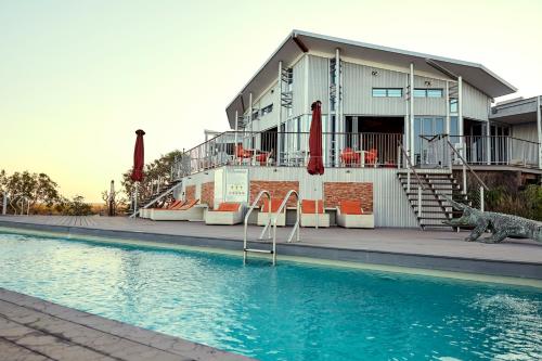 ein Haus mit einem Pool vor einem Gebäude in der Unterkunft Berkeley River Lodge in Berkeley River