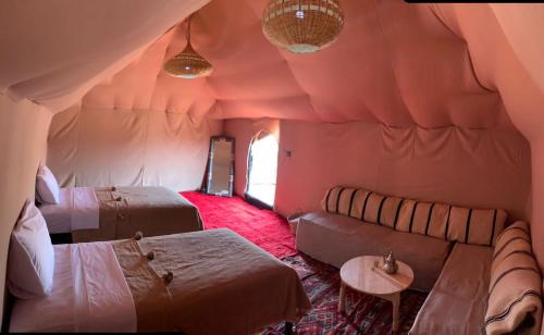 Cama o camas de una habitación en Travel Oasis Merzouga Camp