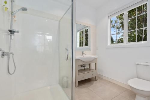 a bathroom with a shower and a toilet and a sink at A Sandy Jandal - Russell Holiday Home in Russell