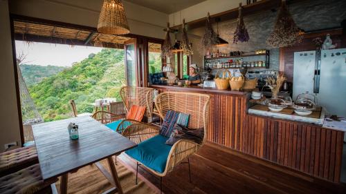 restauracja ze stołem i krzesłami oraz widokiem w obiekcie Baan Talay Resort & Yoga w Ko Tao