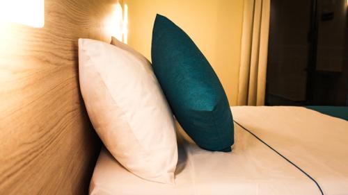 two pillows sitting on top of a bed at Balcones de la Quinta in Ríohacha