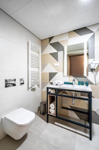 a bathroom with a toilet and a sink at Sezony. Restauracja i Hotel in Kostrzyn