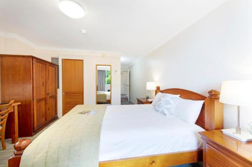 Ένα ή περισσότερα κρεβάτια σε δωμάτιο στο Burnett Riverside Hotel