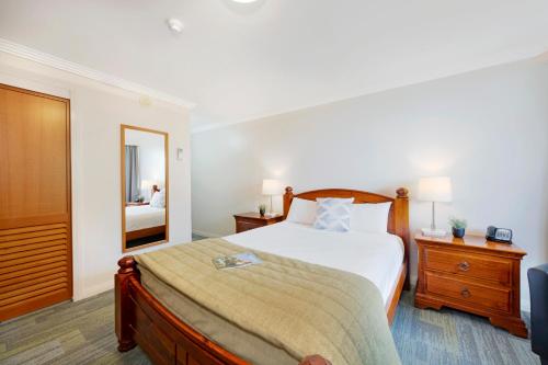 Ένα ή περισσότερα κρεβάτια σε δωμάτιο στο Burnett Riverside Hotel