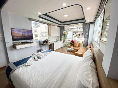1 Schlafzimmer mit einem großen Bett und einer Küche in der Unterkunft Home Away Homestay, City Center, D1 in Ho-Chi-Minh-Stadt