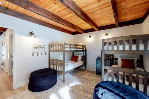 מיטה או מיטות קומותיים בחדר ב-Kingswood Village 2