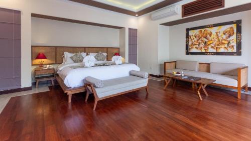 The Grand Villandra Resort في لوفينا: غرفة نوم بسرير كبير وأريكة