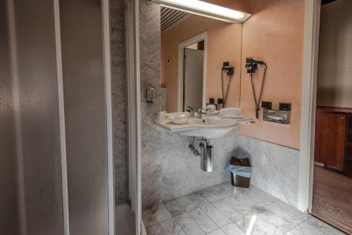 a bathroom with a sink and a mirror at Hotel Petra in La Romanina