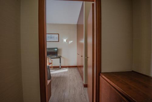 a hallway with an open door to a room at Hotel Petra in La Romanina