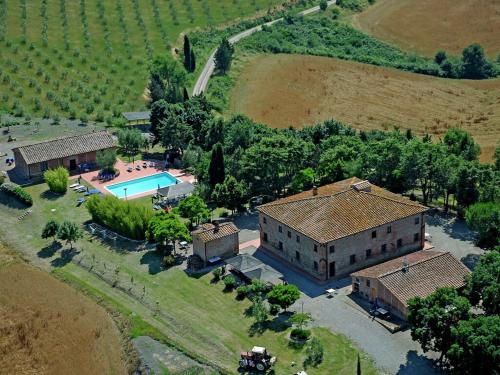 Molino MazzettiにあるFarmhouse with swimming pool and air conditioningのスイミングプール付きの家屋の空中ビュー