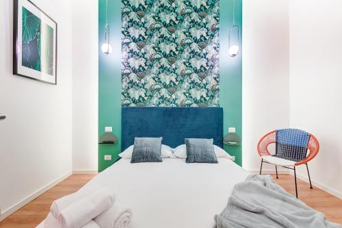 een slaapkamer met een bed en een blauwe muur bij ORAZIO INN SUITE in Rome