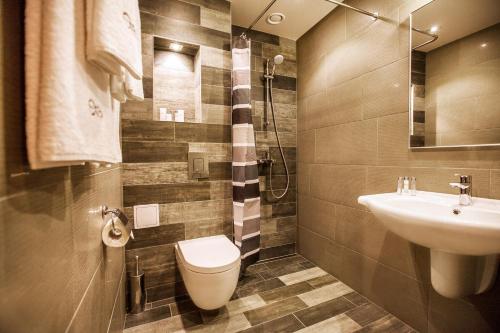 Ett badrum på Expo Hotel