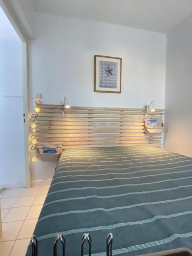 Cette chambre comprend un grand lit. dans l'établissement Le Soleil Levant, à Les Sables-dʼOlonne