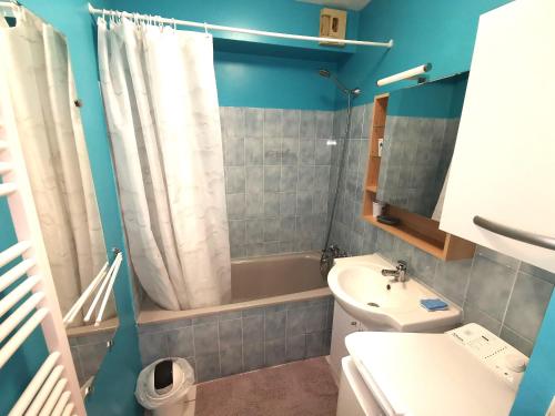 een badkamer met een wastafel, een toilet en een douche bij Le Soleil Levant in Les Sables-dʼOlonne