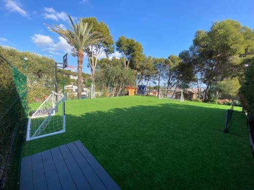 ein großer Garten mit einem Fußballtor darauf in der Unterkunft Villa Bella Vista in Castelldefels