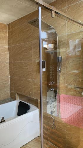 Un baño de Roseau Hotel And Spa