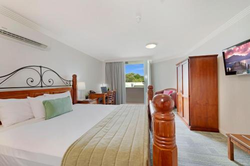 Ένα ή περισσότερα κρεβάτια σε δωμάτιο στο Burnett Riverside Hotel