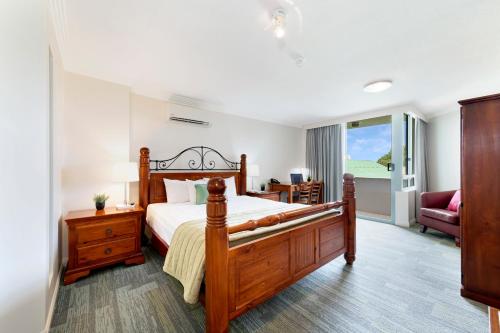 Ένα ή περισσότερα κρεβάτια σε δωμάτιο στο Burnett Riverside Hotel