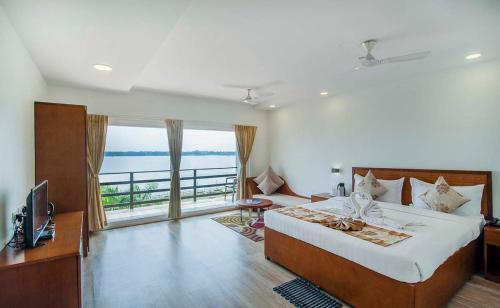 Bāgnān的住宿－索娜邦拉科拉加特酒店，一间卧室设有一张大床和一个大窗户